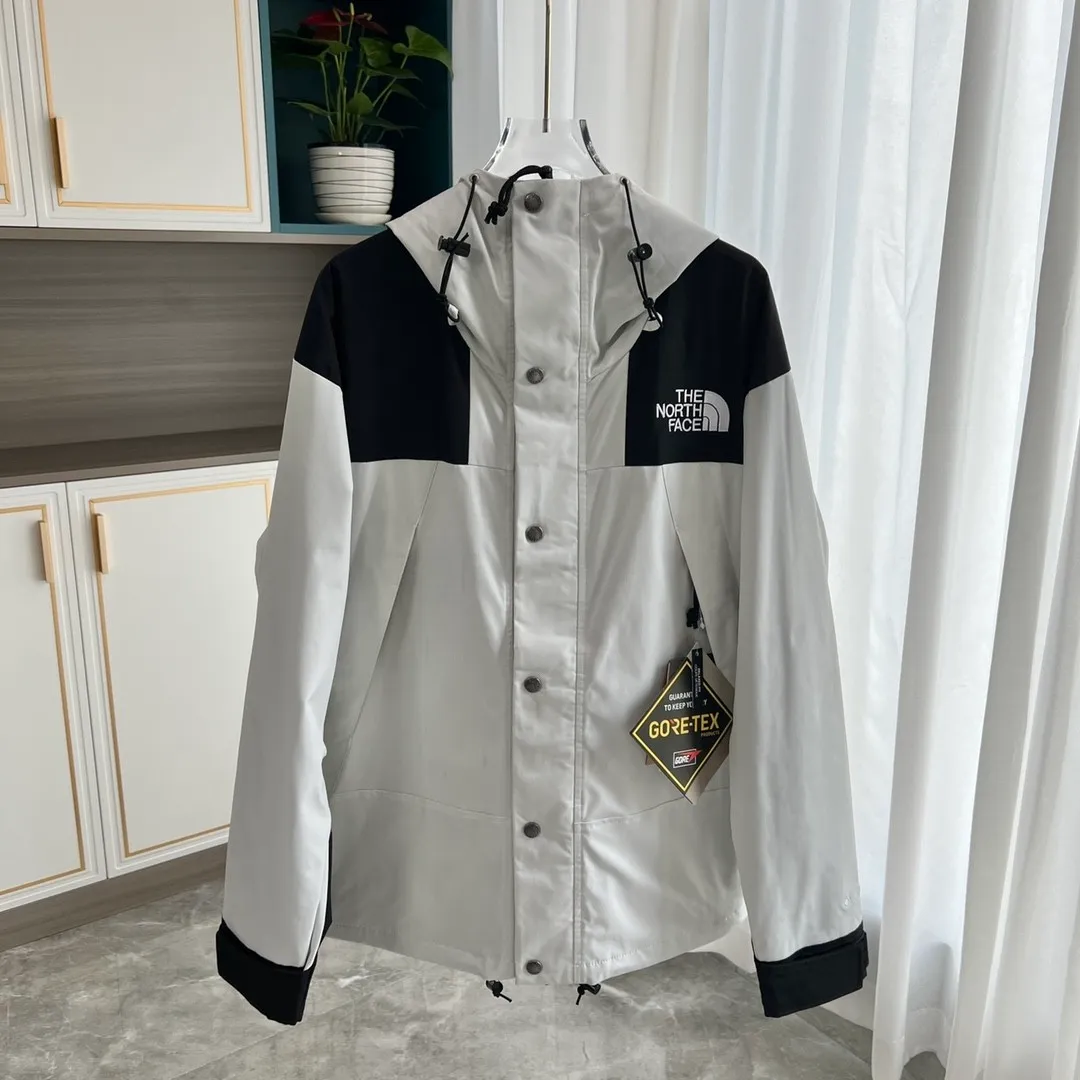 Style No.: C 01 P240 Top Original Gray White 𝐓𝐡𝐞 𝐍𝐨𝐫𝐭𝐡 𝐅𝐚𝐜𝐞 ｜𝟭𝟵𝟵𝟬 𝐆𝐨𝐫𝐞-𝐓𝐞𝐱｜TNF North Face Classic Jacket 1. Waterproof to the international ISO standard 90 (ISO 4) level to achieve the rolling effect of water droplets on a lotus leaf! 2. Fabric: 2L double-layer Gore-tex fabric is used. The surface layer of the fabric is made of ultra-high-strength waterproofing and the inner layer is covered with film, so it achieves a three-layer waterproof effect, making the garment waterproof and anti-fouling and breathable for excellent outdoor effects. 3. Embroidery: Imported Barudan/Behringer embroidery machine restores ZP. BEHRINGER's 10,000-needle embroidery is neat and three-dimensional, with full three-dimensionality and the charm of each letter. Each stroke has a strong three-dimensional effect. 4. Accessories: Original YKK zipper for the whole garment, which can withstand 100,000 pulls and wear, and original Velcro. The four-button buttons are customized from the original Japanese SELEX. 5 buttons are all in the same direction. The washed QR code is consistent with zp and can be scanned! 6. The entire garment adopts heat-sealing and gluing technology, and all seams are bonded with high-temperature gluing. Size xs s m L x L xx L